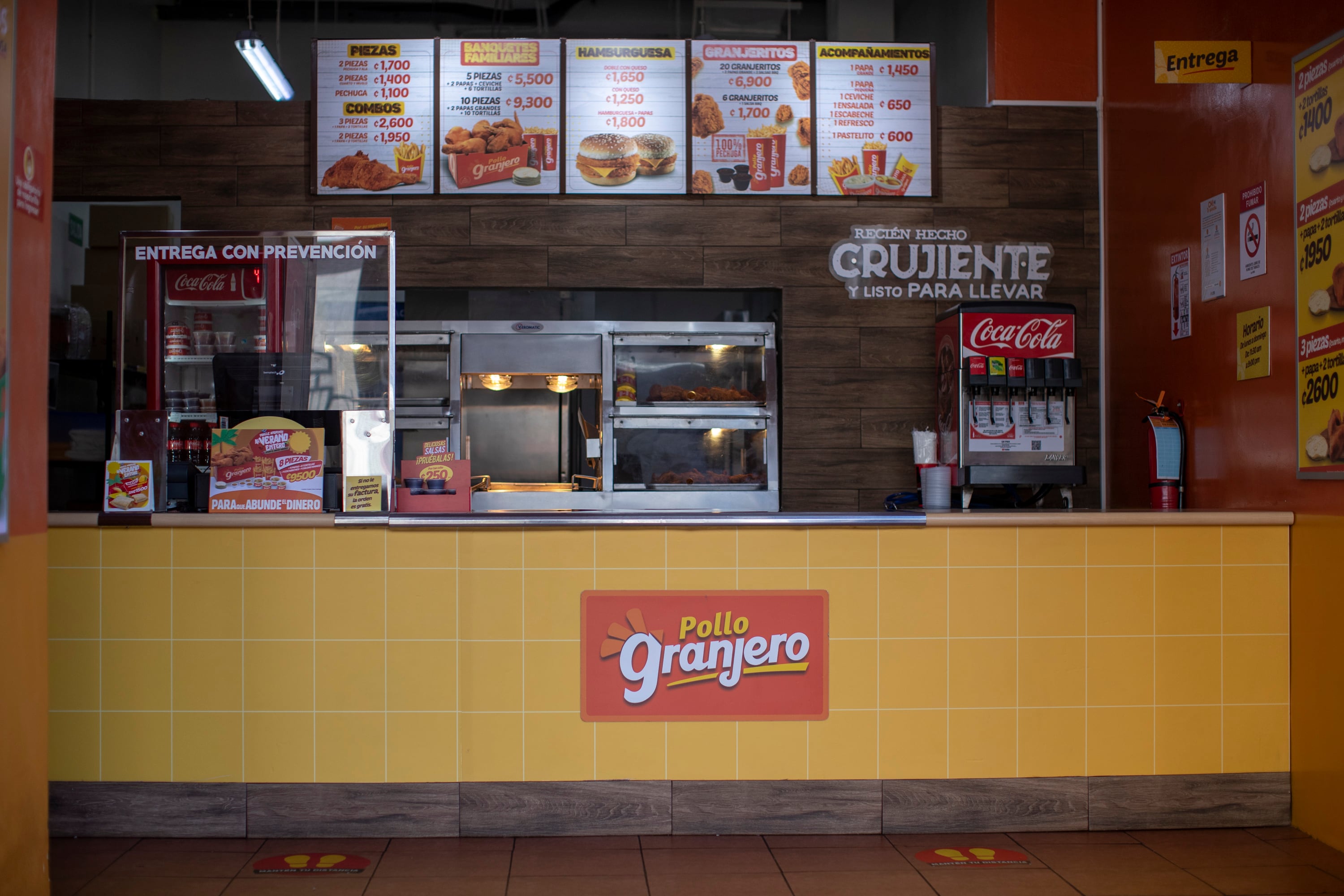 Mostrador de un restaurante Pollo Granjero en Costa Rica, parte de la estrategia de reubicación y nuevas aperturas de la cadena, gestionada por Corporación Multi Inversiones (CMI).
