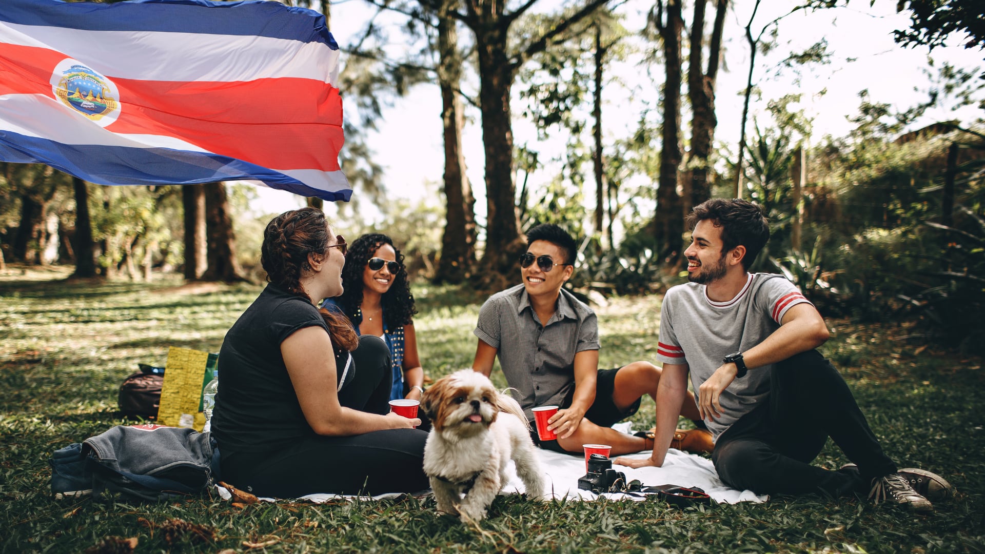Gráfico del Reporte Mundial de Felicidad 2025 destacando a Costa Rica en el sexto lugar del ranking global y como el país más feliz de América.