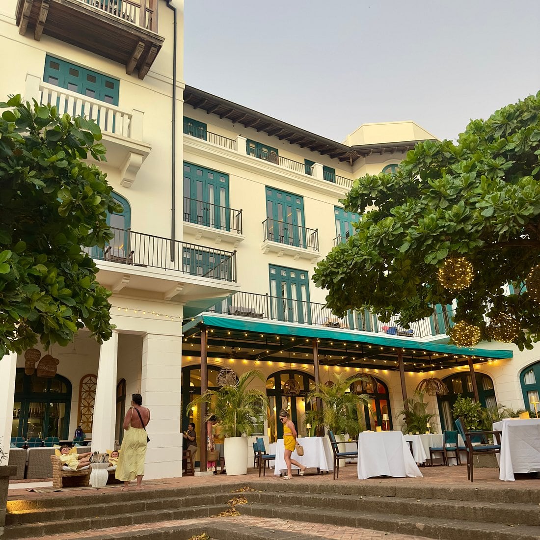 Hotel con arquitectura costera.