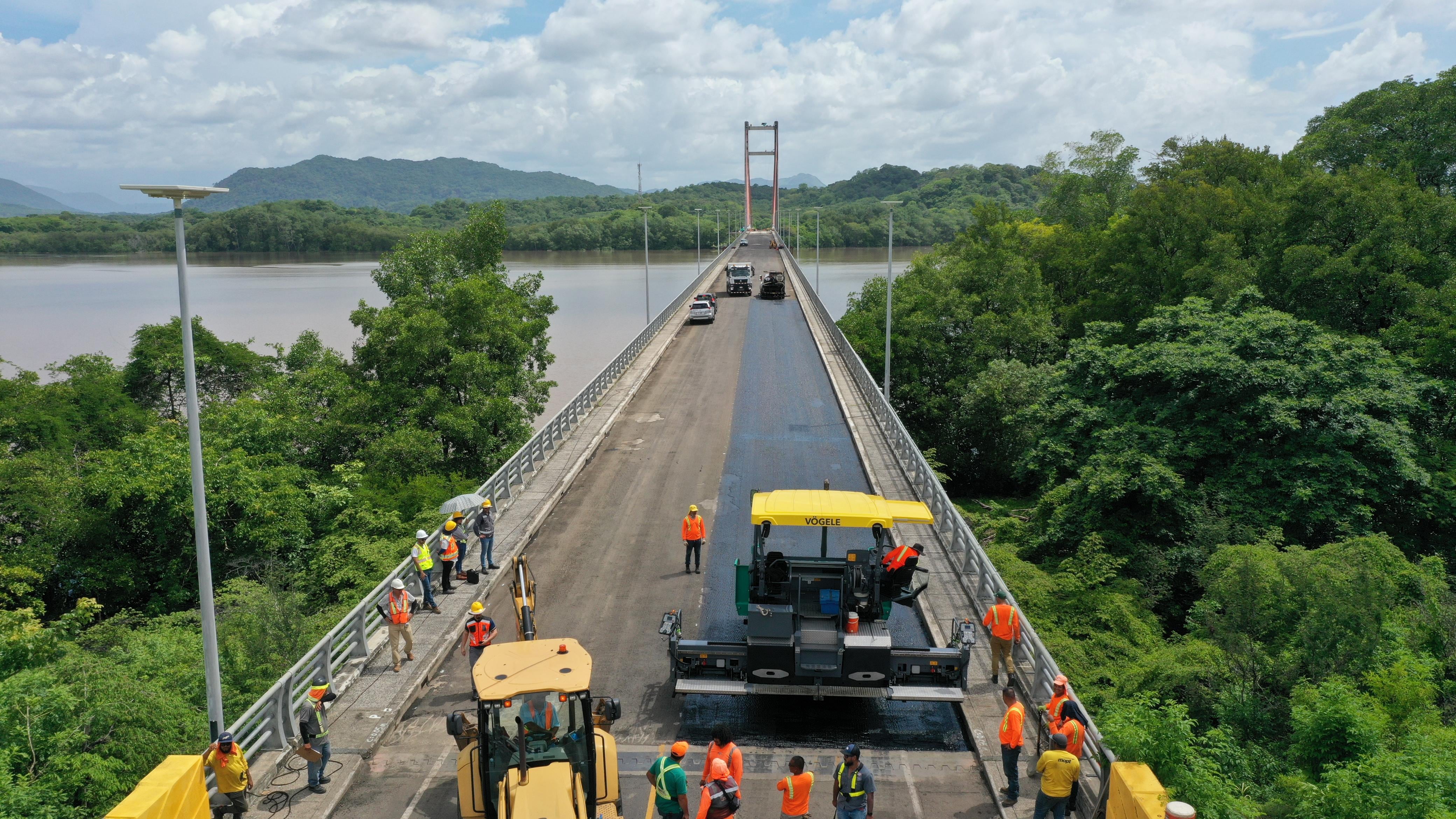 Esta semana comenzaron las tareas de asfaltado en la pasarela del puente de La Amistad. Foto: MOPT.