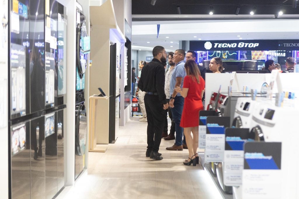 La apertura de la nueva tienda de Samsung en Cartago forma parte de la estrategia de la compañía de expandir sus "Centros de Experiencia", locales enfocados en la interacción del cliente con los productos y el servicio técnico.