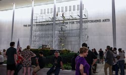 Retiran el nombre de Trump de la fachada del Kennedy Center en Washington