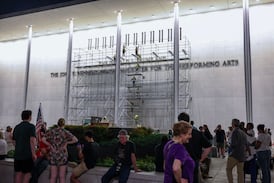 Retiran el nombre de Trump de la fachada del Kennedy Center en Washington