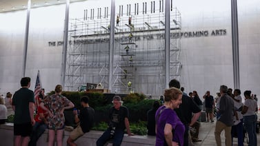 Retiran el nombre de Trump de la fachada del Kennedy Center en Washington
