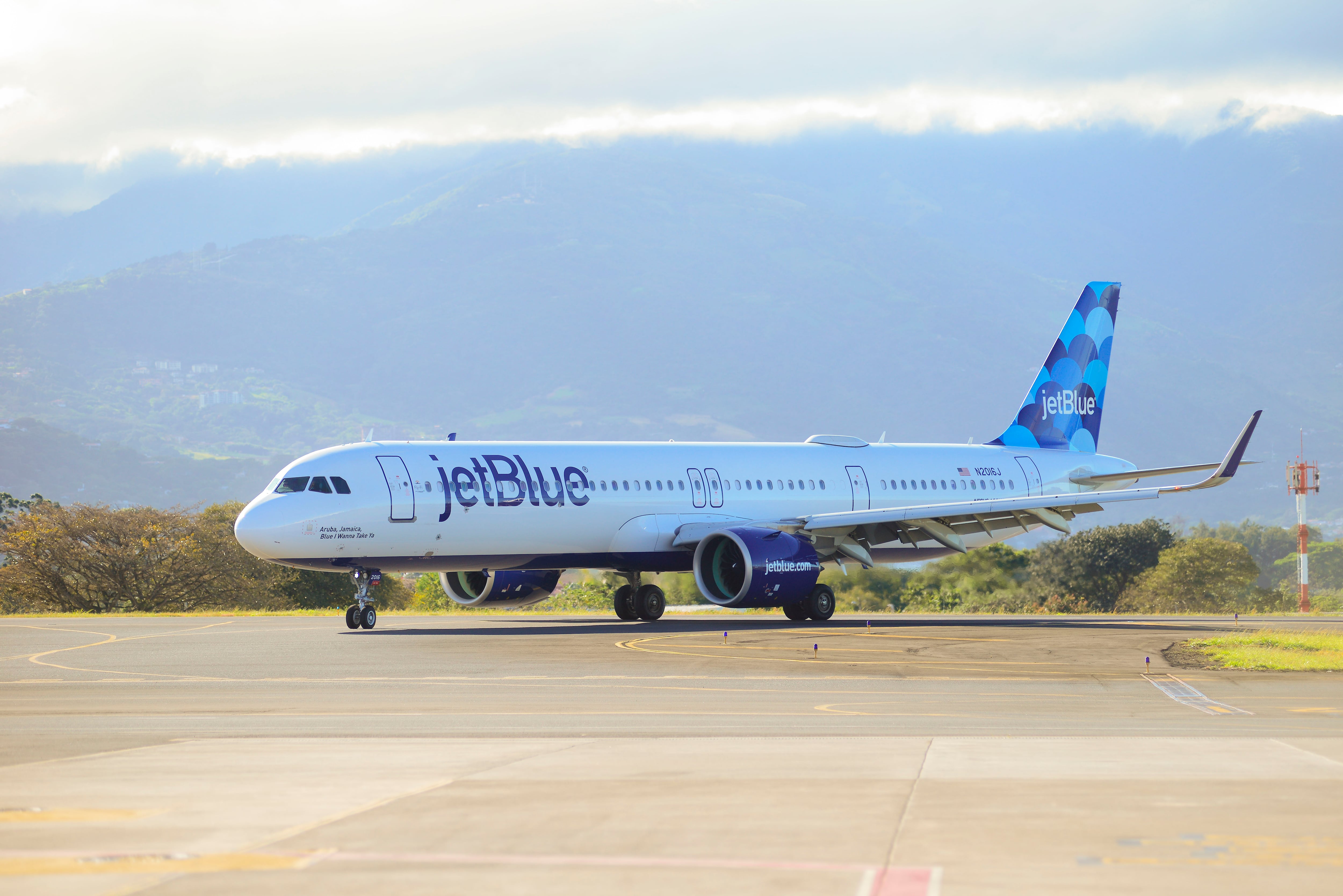 Con menos de 15 horas de diferencia, dos nuevos vuelos de la aerolínea JetBlue, provenientes de Los Ángeles, EE.UU. aterrizaron en los aeropuertos internacionales Daniel Oduber Quirós en Liberia, Guanacaste (LIR) y Juan Santamaría (SJO).
La mañana de este domingo, a las 7:47 a.m., arribó la aeronave y Costa Rica le dio la bienvenida a JetBlue en la terminal aérea ubicada en Alajuela con un total de 112 pasajeros abordo, mientras que en Liberia, se recibió el vuelo inaugural similar el sábado al caer la tarde. Ambos aviones fueron bautizados con el tradicional arco de agua como bienvenida.