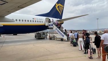 Aerolíneas de bajo costo recortan oferta de vuelos ante escalada en precios del combustible