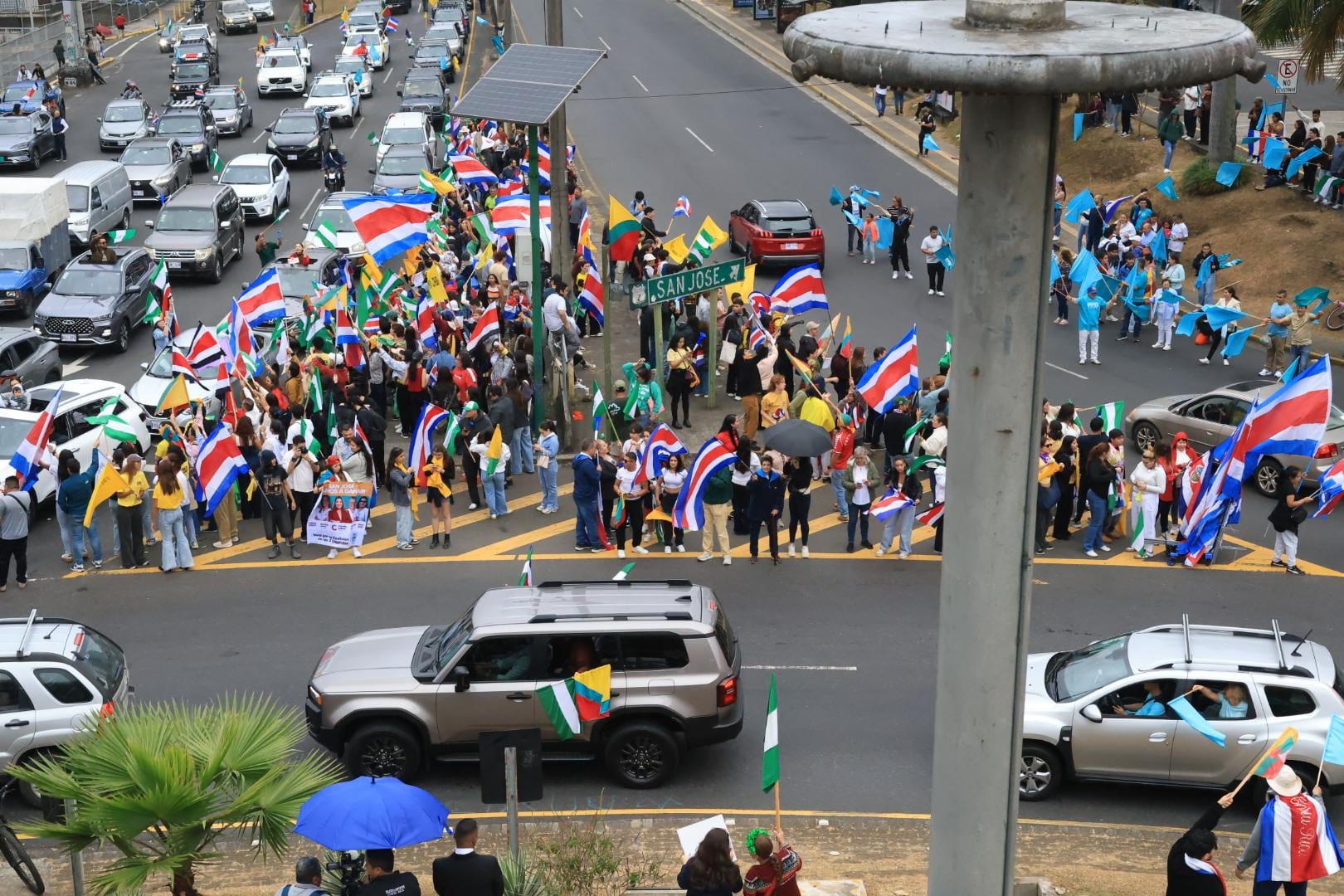 Manifestación multipartidista en la fuente de la Hispanidad a pocas horas del cierre de las urnas este domingo.