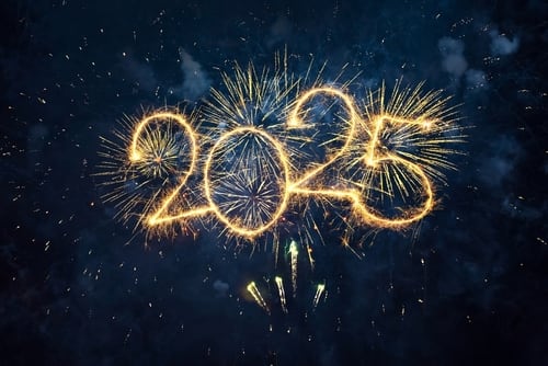 Fuegos artificiales en el cielo nocturno forman el número 2025, simbolizando un año marcado por retos políticos y democráticos.