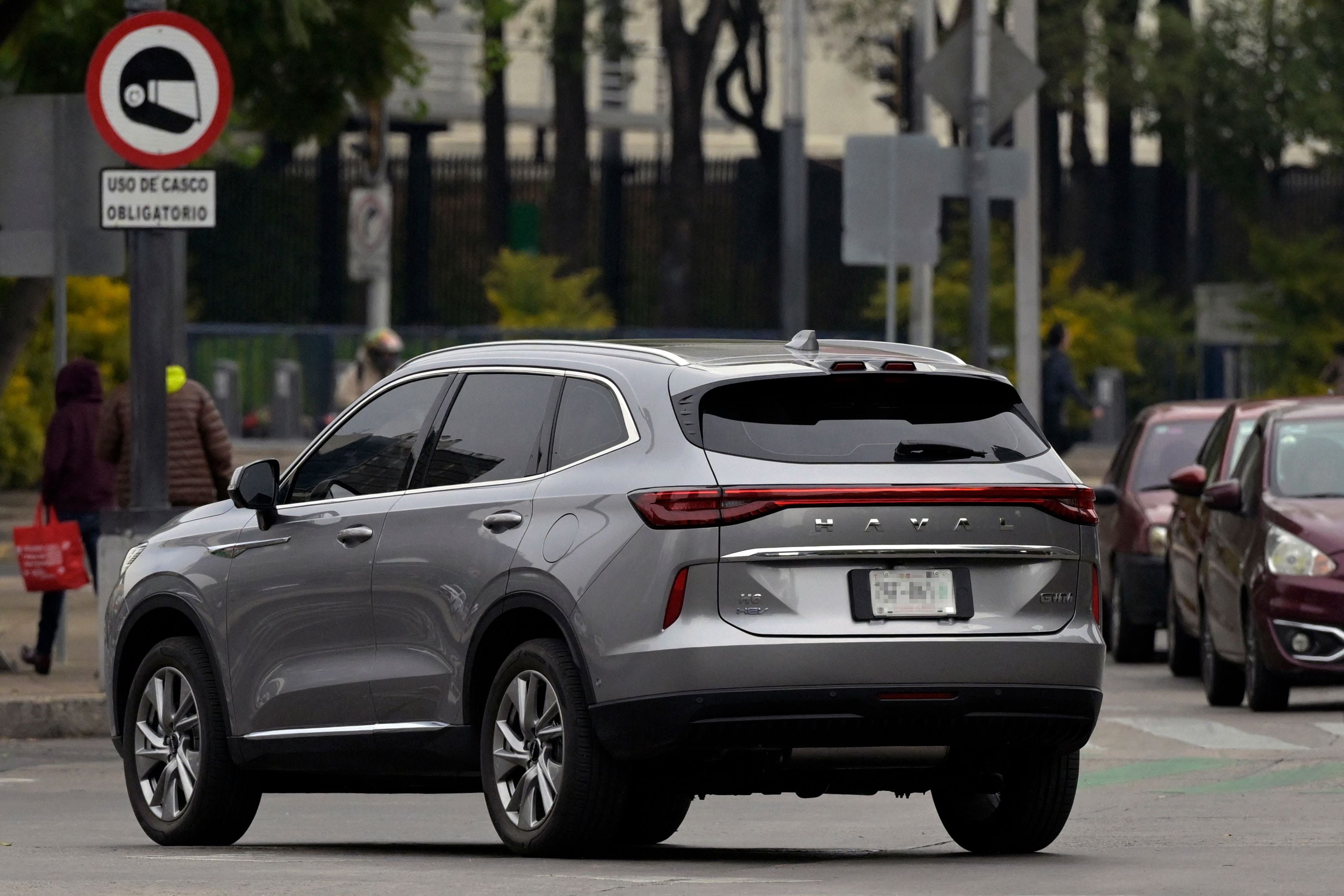 SUV Haval H6 de fabricación china circulando por la Avenida Reforma en Ciudad de México, reflejando el impacto de los autos chinos en el mercado automotriz de lujo en México.
