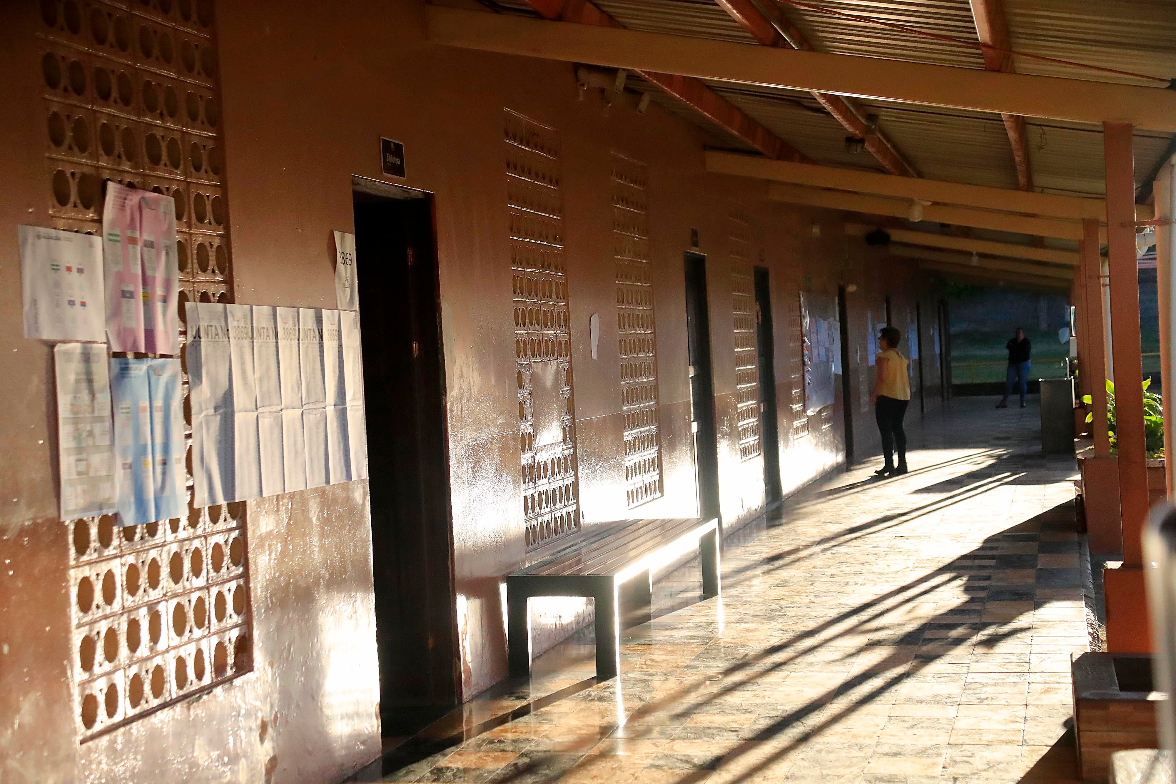 04/02/2024 San Rafael de Oreamuno,. Este era el ambiente a las 6:40 a.m. en la escuela Monseñor Sanabria, este domingo, durante la apertura de las urnas para la celebración de las elecciones municipales en las que se eligen 6.212 puestos en 84 cantones. Alcaldes, vicealcaldes, regidores y síndicos, entre otros, llegarán al poder en los comicios municipales. Aquí aplicó el voto electrónico.