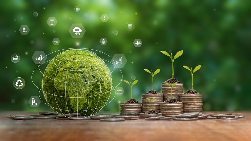 Un globo terráqueo y monedas en contexto de sostenibilidad.