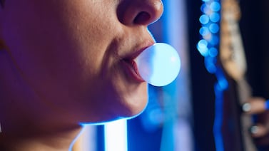 El efecto de los chicles: científicos detectan que las gomas de mascar liberan cientos de microplásticos en la boca