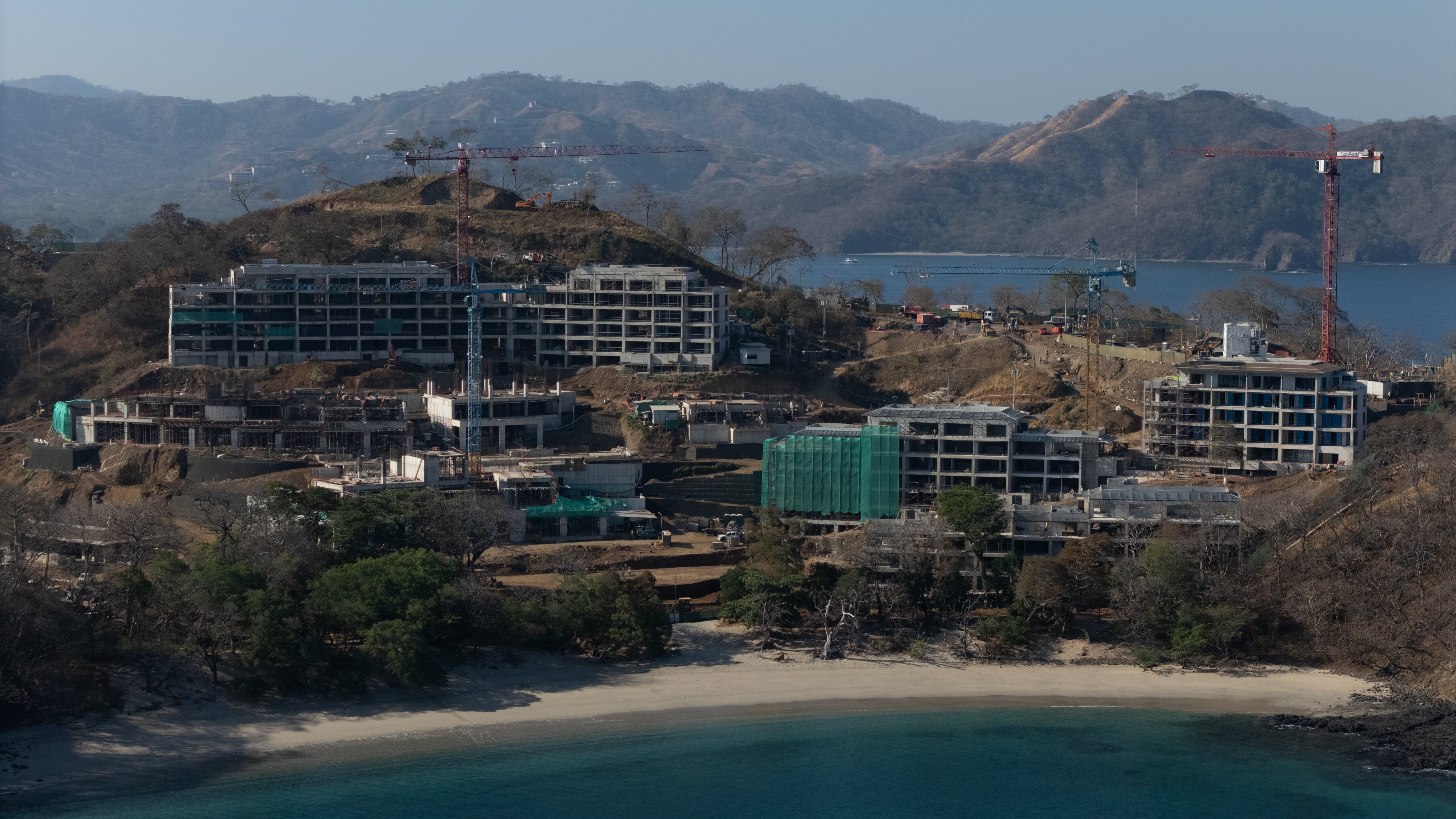 El Hotel Waldorf Astoria de Hilton es desarrollado por Garnier & Garnier, se ubicará en Carrillo Guanacaste, y alberga una inversión estimada en $200 millones. Fotografía del avance de la construcción tomada durante la segunda semana de febrero.