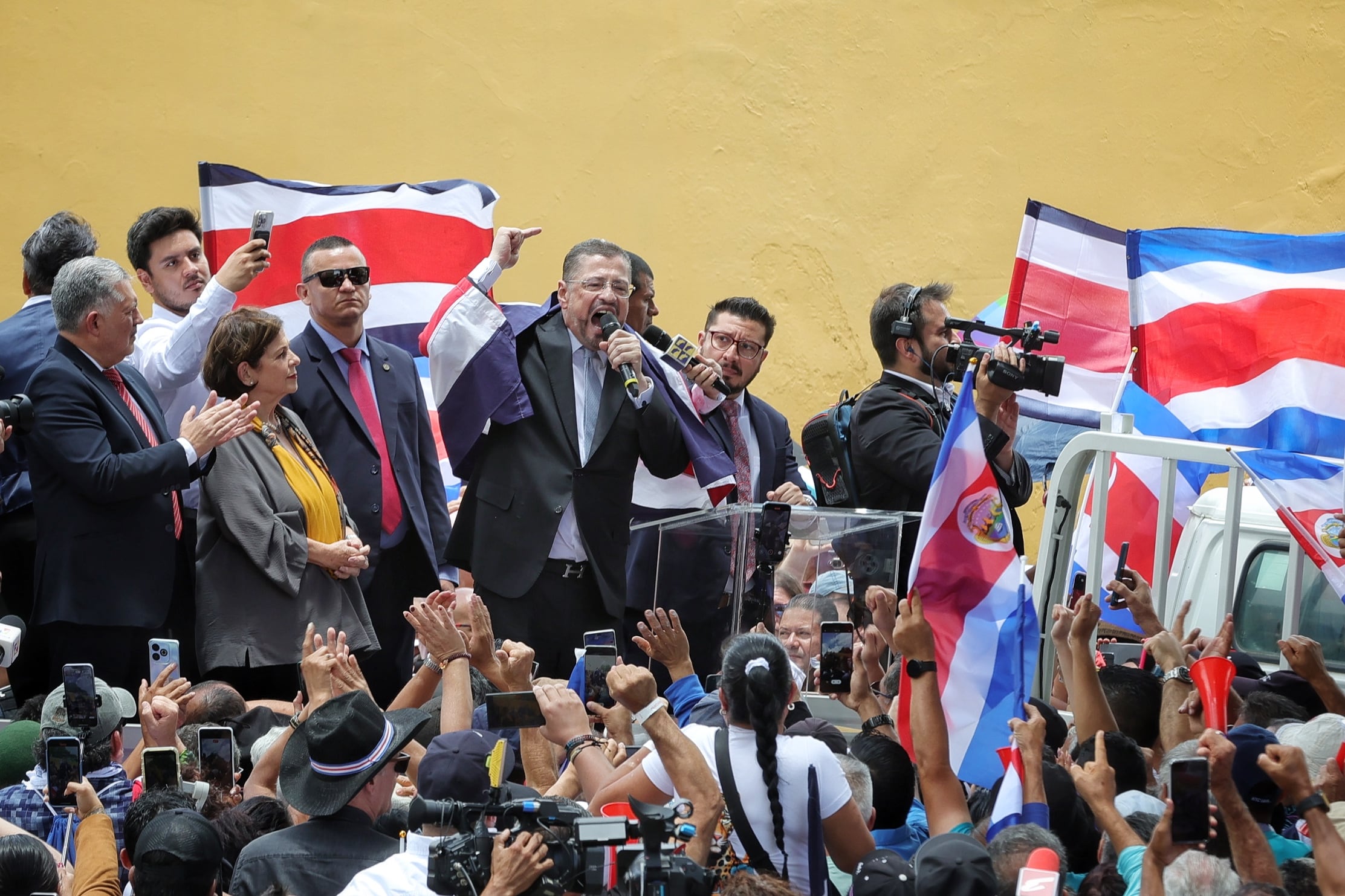 Rodrigo Chávez posterior a la comparecencia con diputados en la Asamblea Legislativa