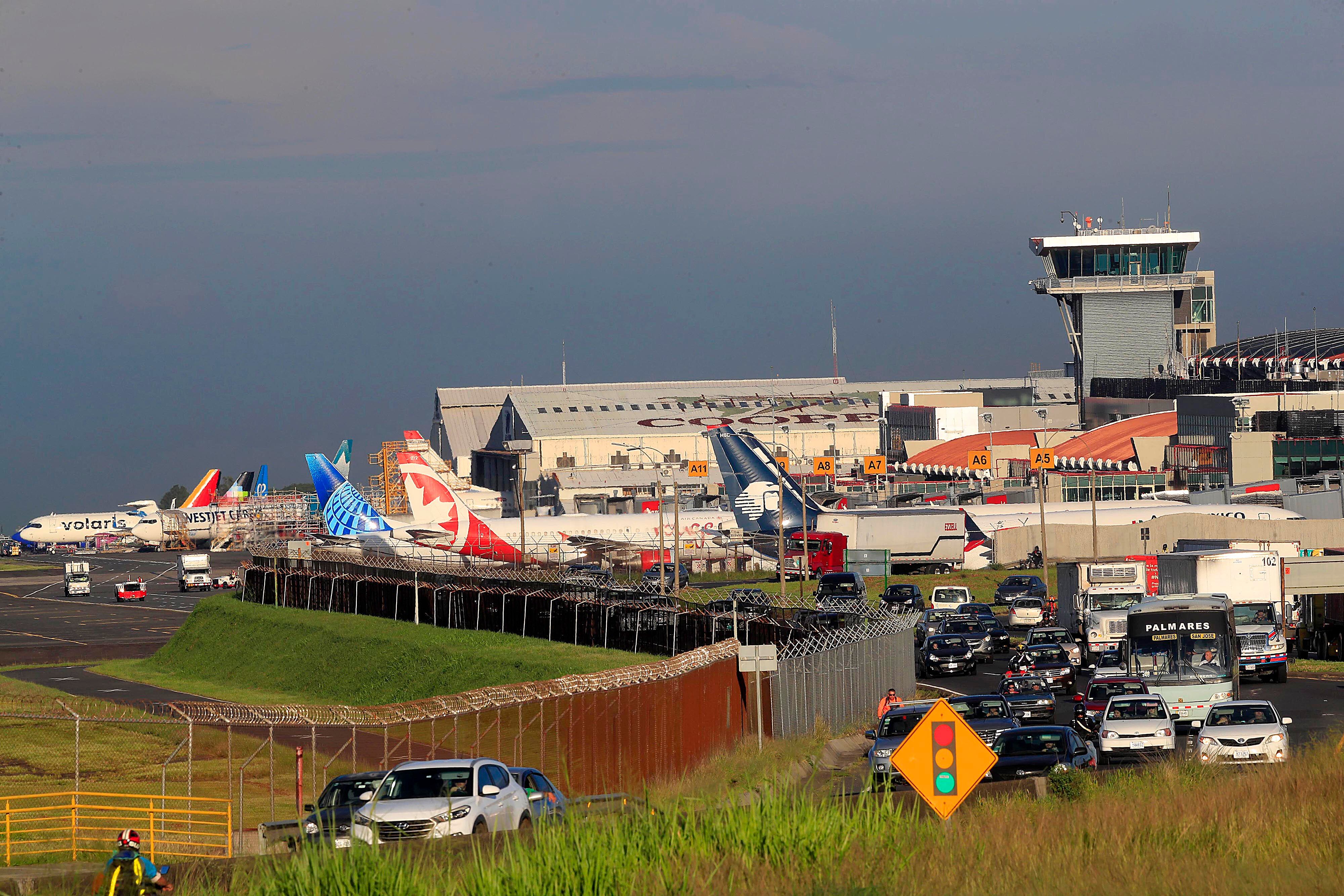 04/07/2023 Aeropuerto Juan Santamaría. Despegue y llegada de aviones, pista y torre de control. Para temas ralacionados con tráfico aéreo, aviones, torre de control, controladores aéreos, líneas aéreas, etc.