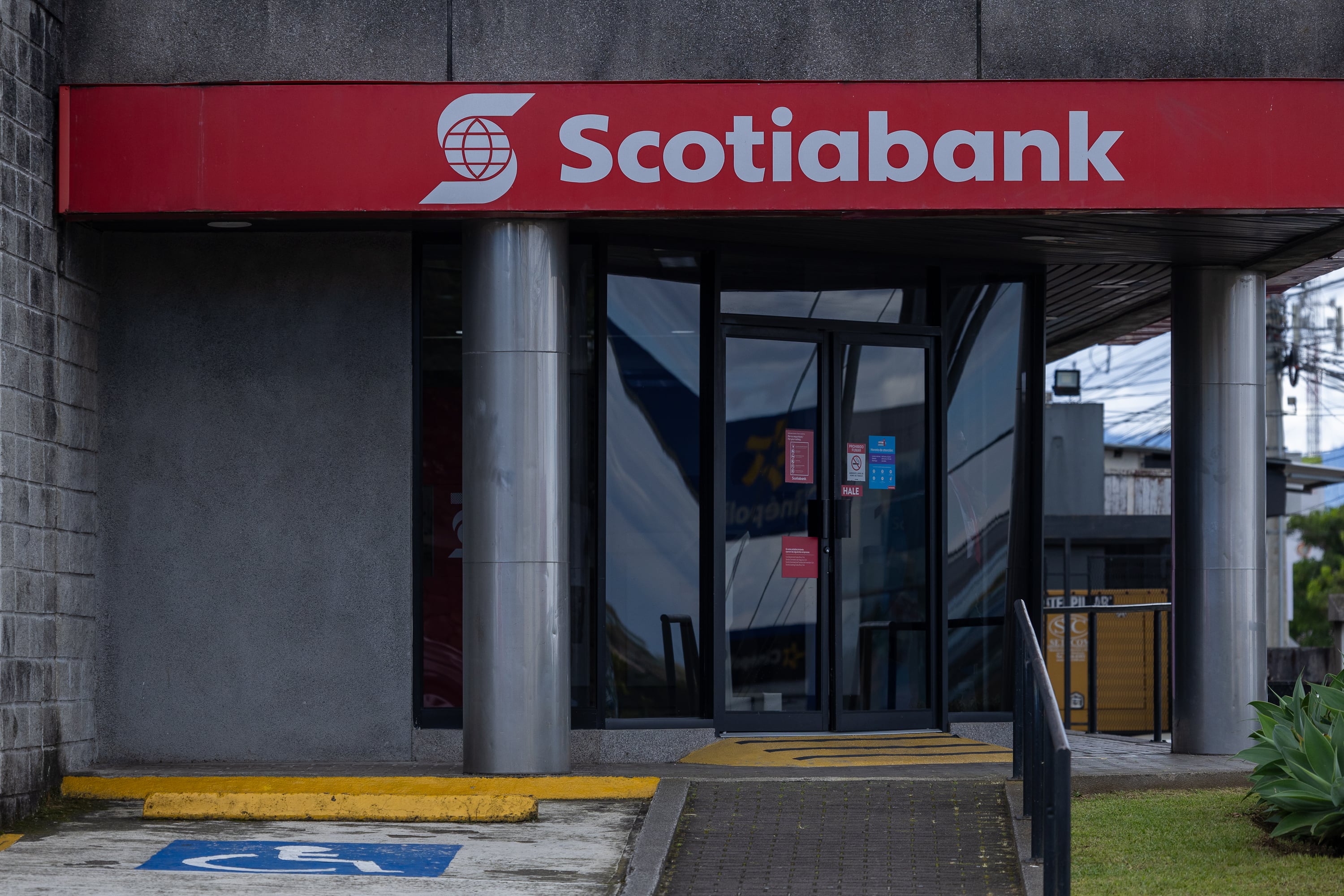 Fotografías ilustrativas de las fachadas del los edificios de Davivienda y Scotiabank.