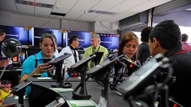 ¿Es mejor comprar el celular en un comercio o con un operador de telefonía? Revisamos los casos de dos modelos de teléfonos celulares