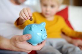 Hablar de dinero con sus hijos es tan importante como enseñarles a leer: anote estas cinco preguntas para empezar el proceso
