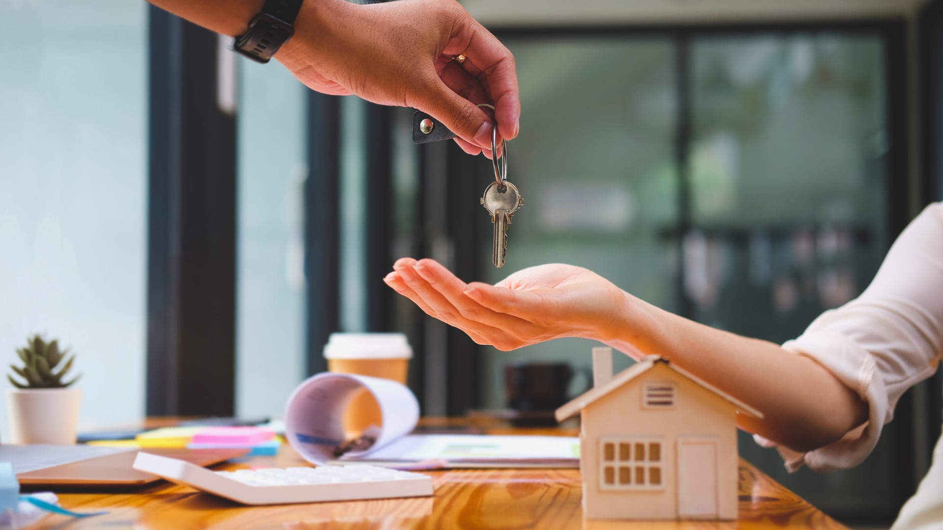 El programa “Crédito + Bono” de la Fundación Costa Rica-Canadá permite a las familias costarricenses adquirir, construir o mejorar su vivienda con condiciones financieras accesibles. El beneficio se adapta a los ingresos del núcleo familiar y puede incluir también el Bono Familiar de Vivienda.