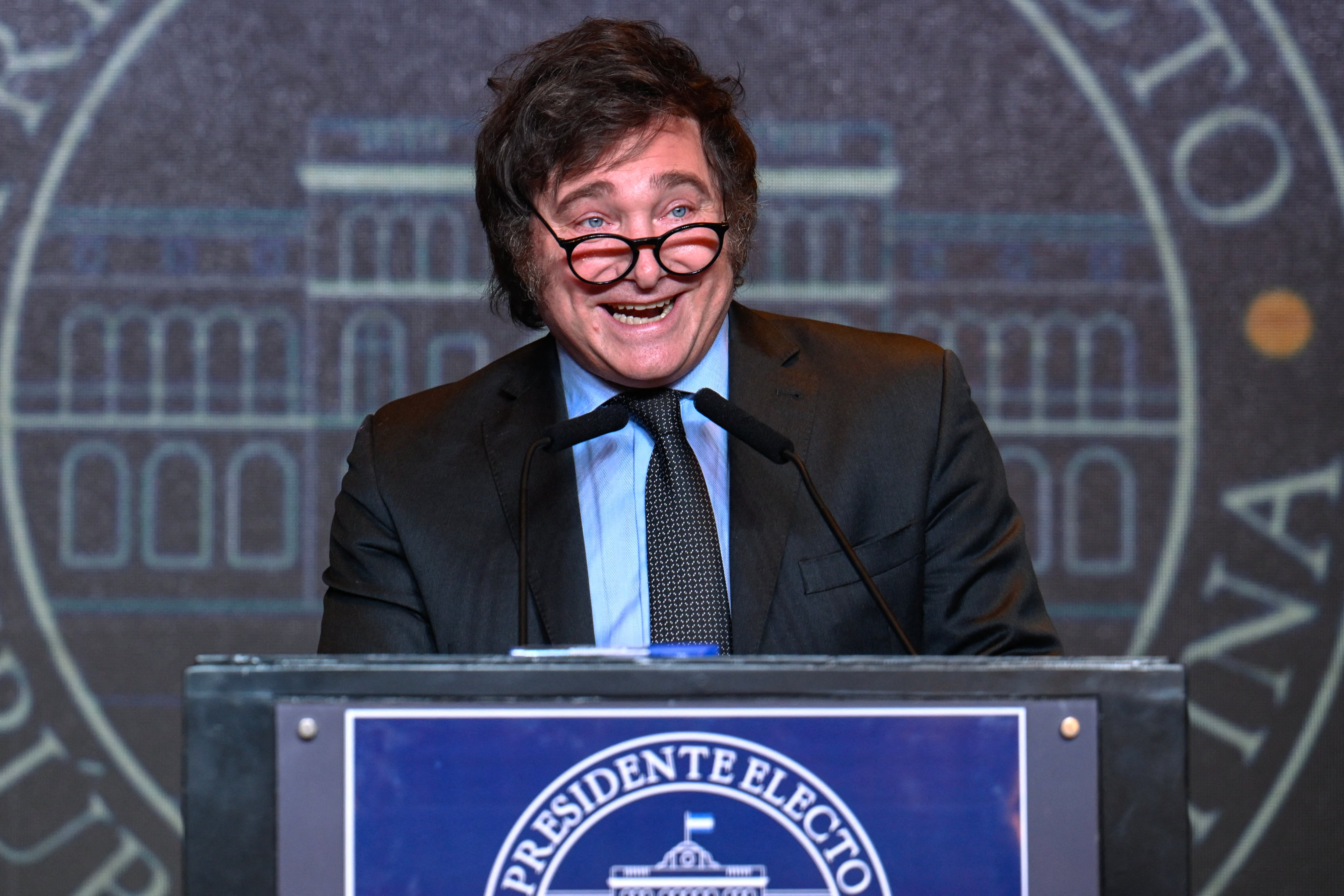 Javier Milei llegó a la presidencia de Argentina con una carrera política joven. Su verbo incendiario sedujo a una población argentina ahogada por la inflación.