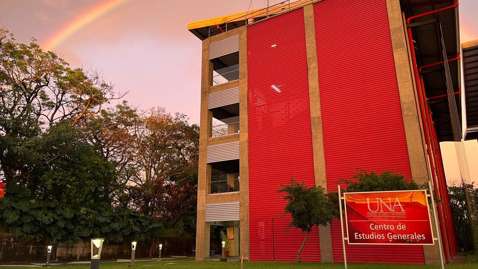 UNA UNIVERSIDAD NACIONAL FACHADA CAMPUS HEREDIA