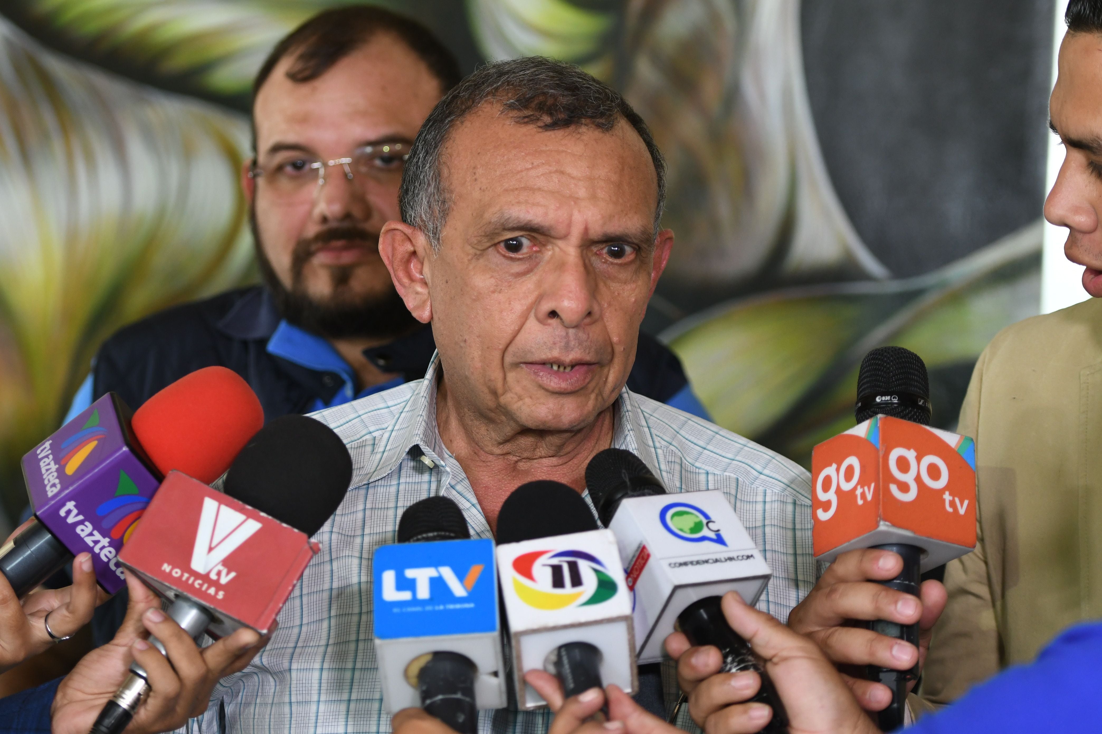 El expresidente de Honduras (2010-2014) Porfirio Lobo conversó con la prensa, en el año 2019, para denunciar la existencia de un comando armado dispuesto a asesinarlo tras sus acusaciones contra el presidente Juan Orlando Hernández en relación con sus presuntos vínculos con el narcotráfico y la corrupción, en Tegucigalpa.
