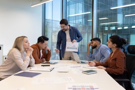 El “colaborador del mes” que dividió al equipo: individualismo, colectivismo y el punto ciego cultural