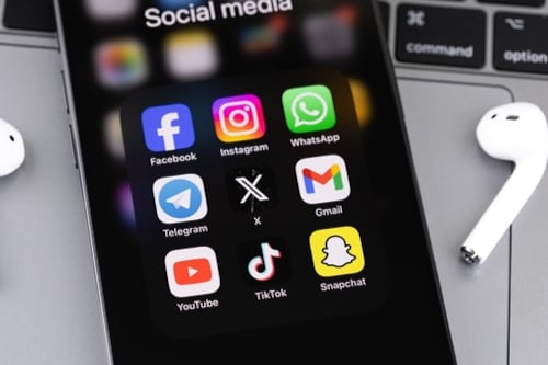 Móvil con íconos de las principales redes sociales, entre ellas, Facebook, Instagram y WhatsApp, para ilustrar la eliminación de verificación de datos implementada por Facebook.