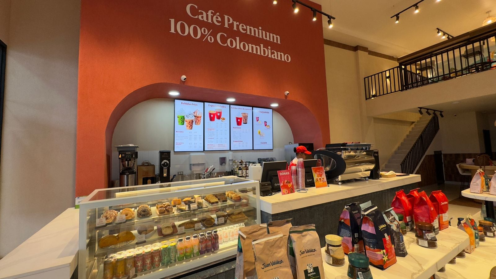 Juan Valdez Café ofrece una amplia variedad de bebidas y repostería, desde café latte y Nevados hasta brownies, cheesecakes y empanadas colombianas.