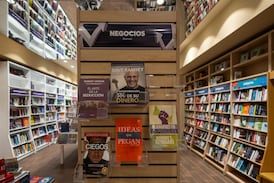 Motos, energía solar y ahora libros: el grupo detrás de la negociación por Librería Internacional y qué dice Juan Carlos Rojas