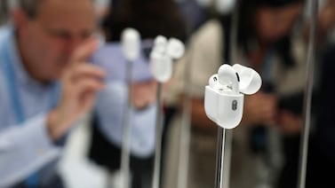 Apple recibe autorización para instalar funcionalidad que transformaría los AirPods en audífonos para personas con pérdida auditiva