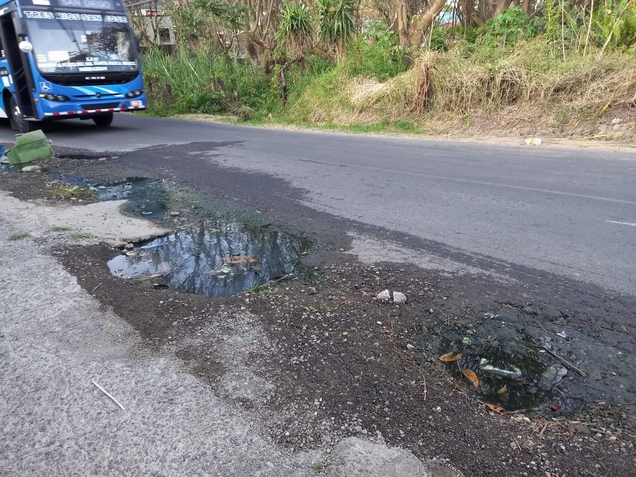 Huecos y aguas negras en Calle Mesen afectan a pobladores
