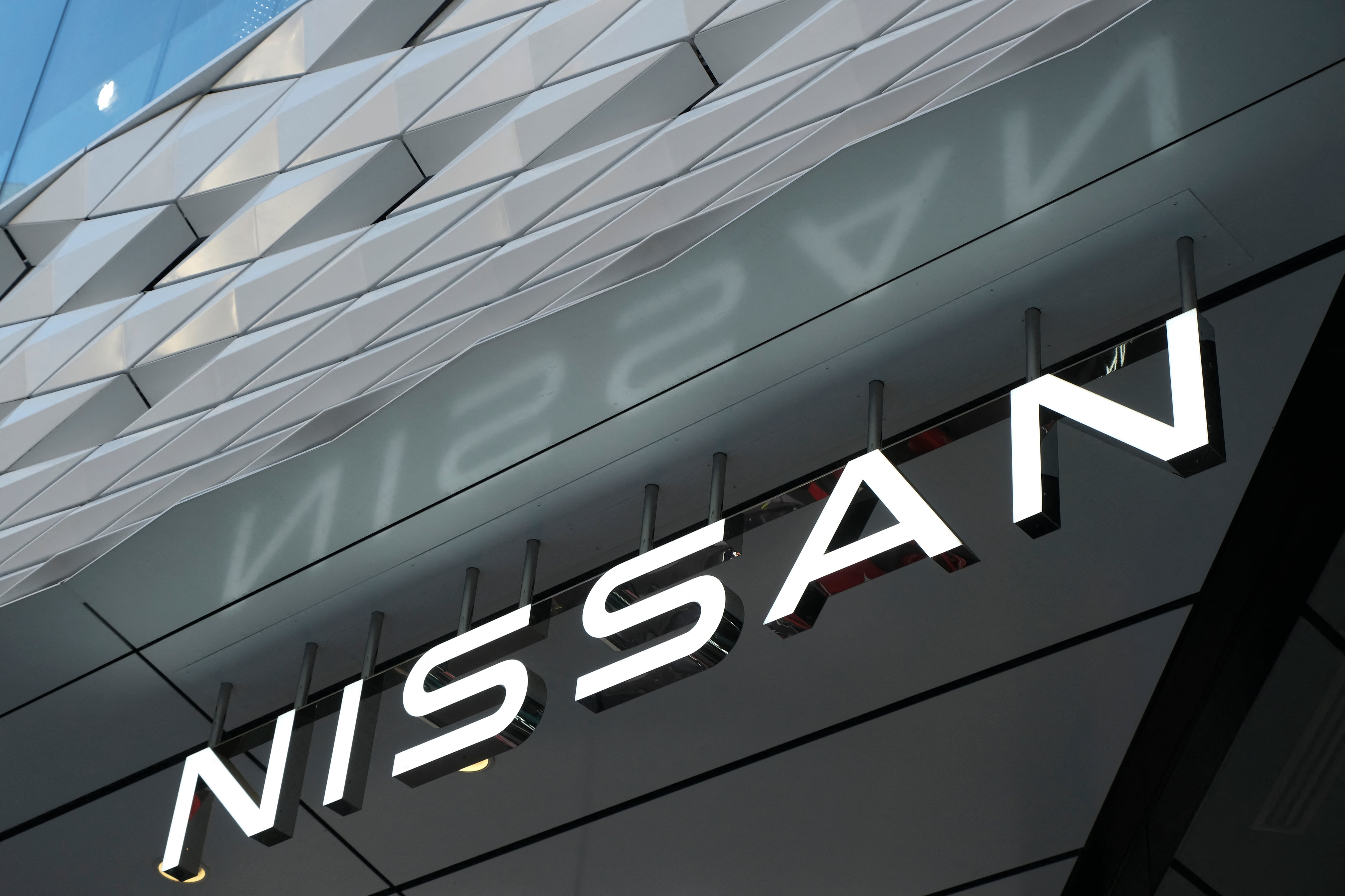 Imagen del 28 de noviembre de 2021 del logotipo de Nissan Motor en Tokio. Fotografía: