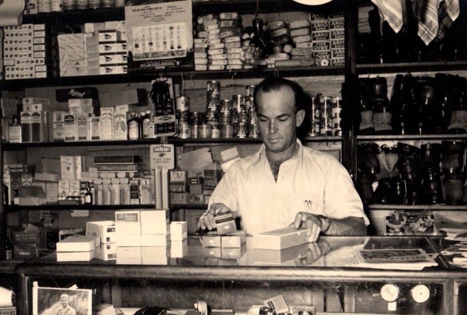 Osman González en el mostrador. Al fondo se observan algunos de los productos que vendían.