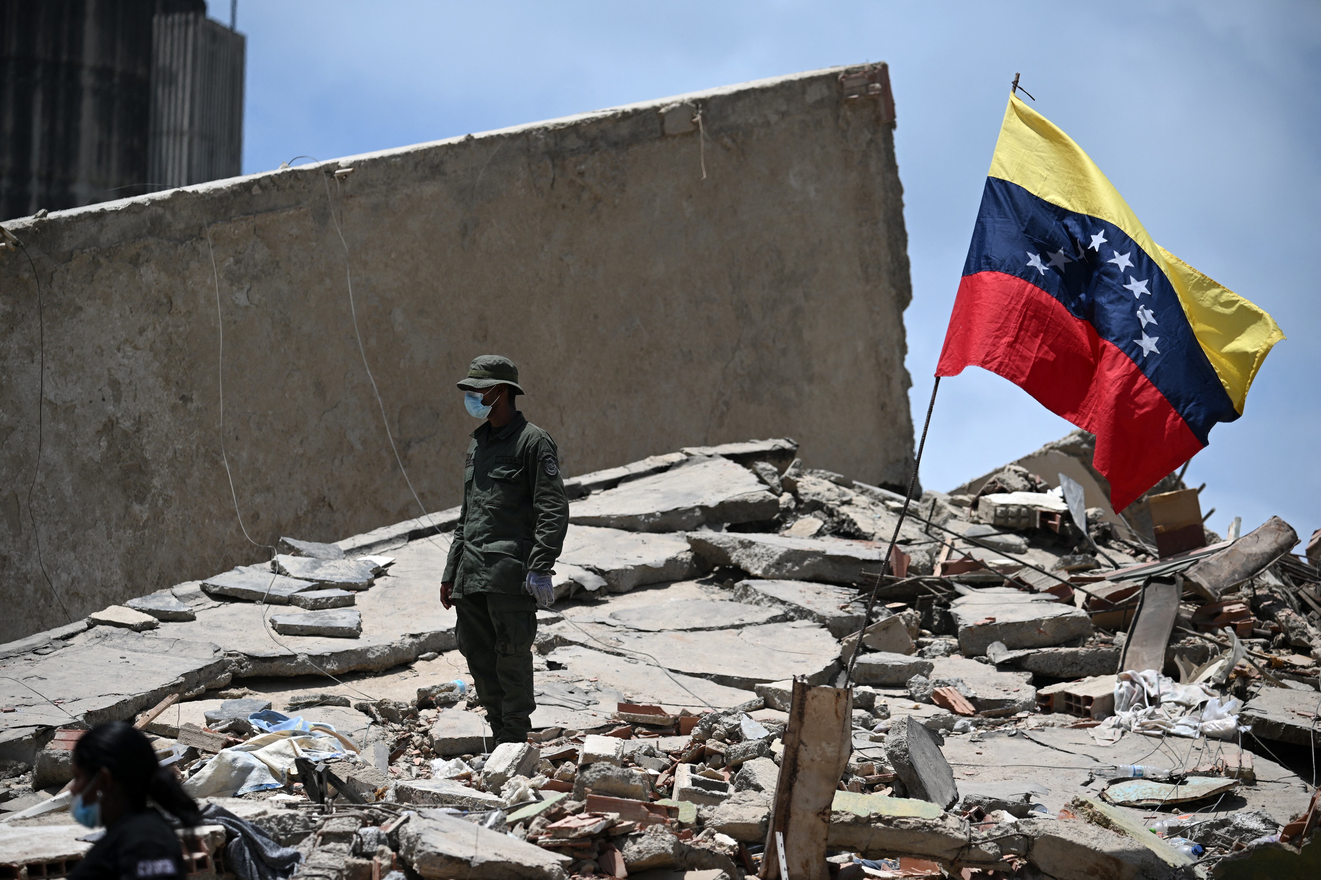Militar vigila la zona del desastre tras la militarización ordenada por el gobierno ante la crisis y el descontento social.