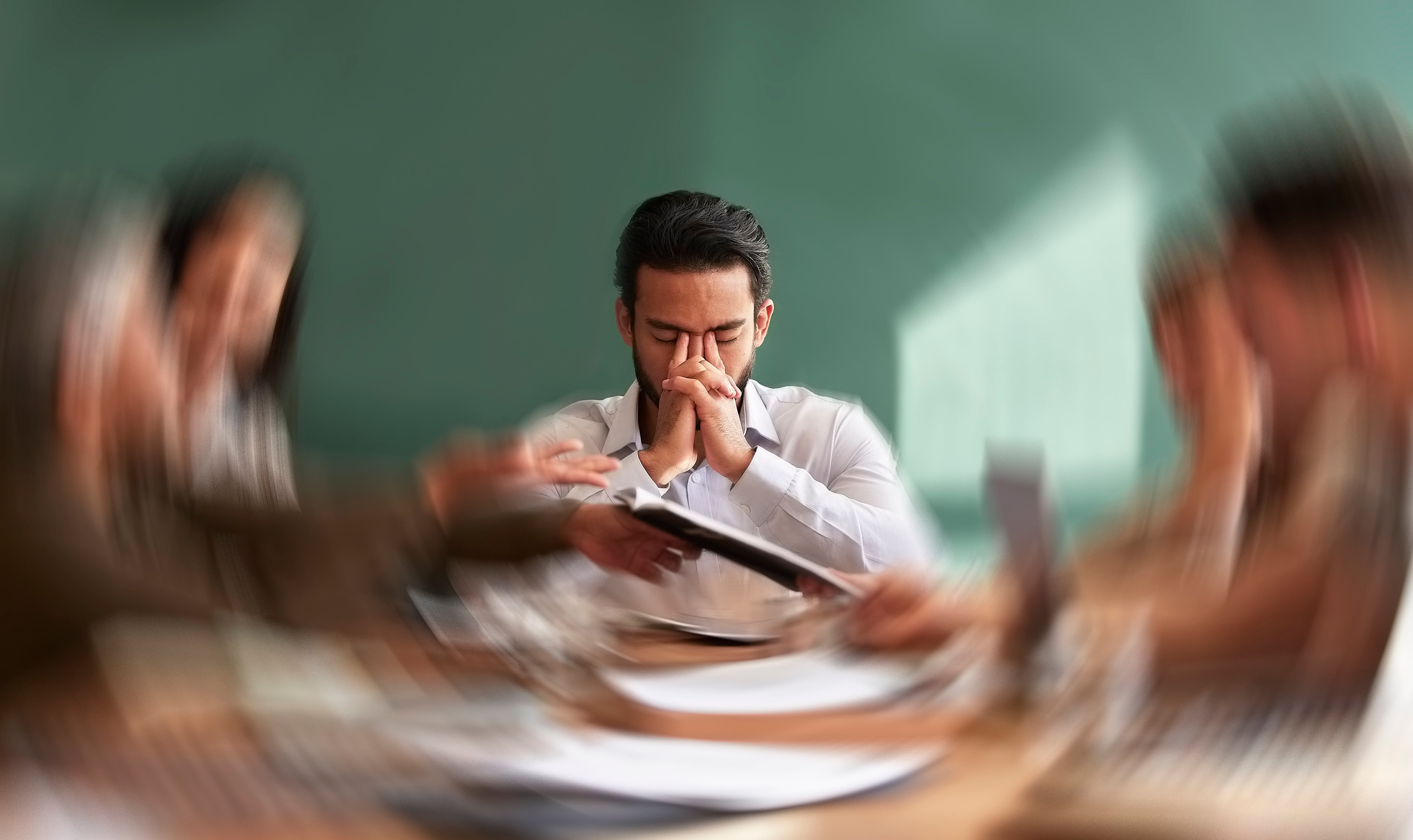 La migraña no solo es un dolor de cabeza, también pueden sentirse mareos y visión borrosa.
Imagen: Shutterstock