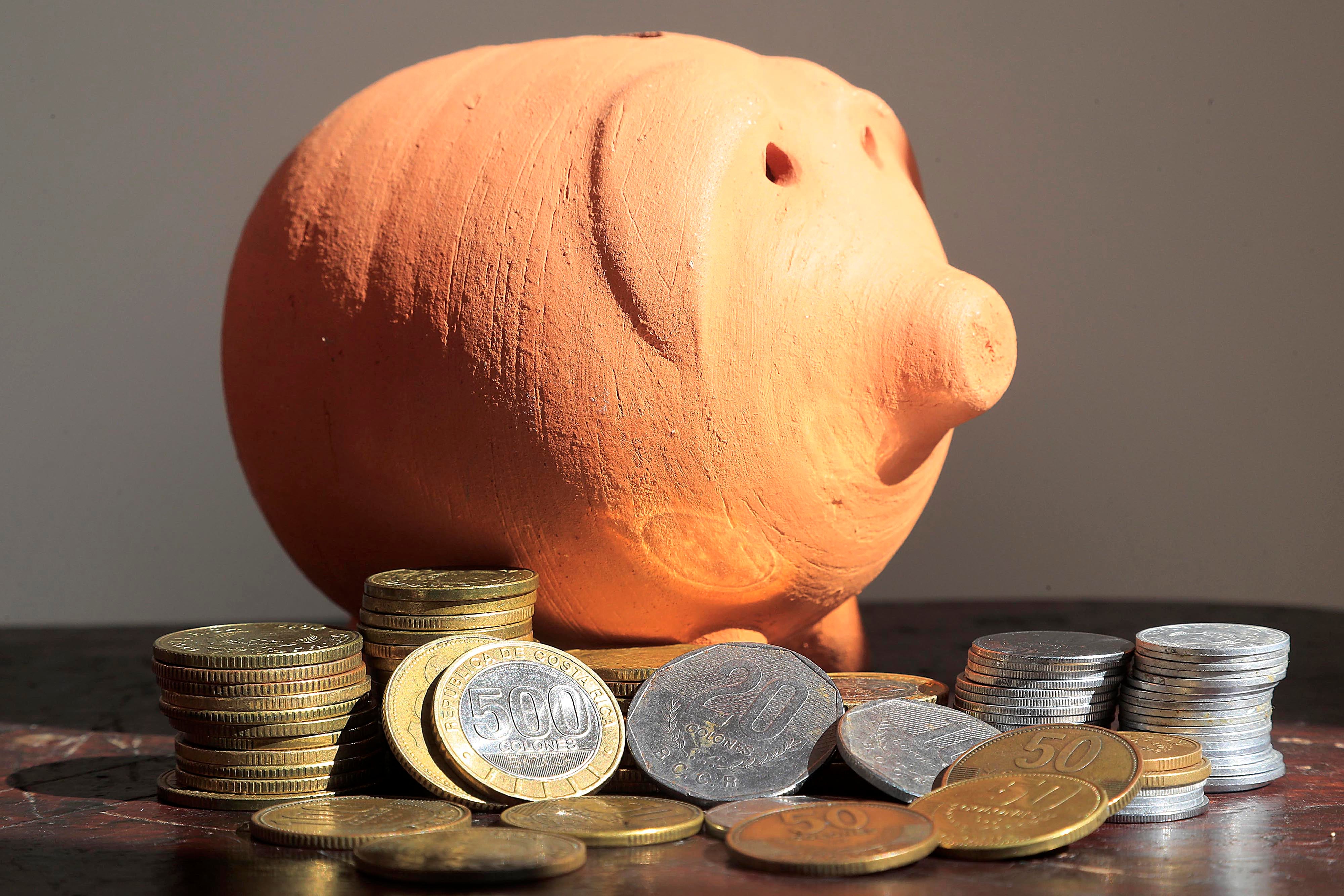 02/01/2024 Fotografías conceptuales para temas: Dinero; Ahorro; Pensión; Pensiones; Plan de retiro; Fondos del ROP; Presupuestos; Operadoras de pensiones; Retiro; Fondos de pensión; Inversión; Monedas; Alcancía; Negocios; Dinero en efectivo; IVM; Colones; Plata; Hacienda; Jubilación; Capital; Finanzas; Gasto; Economía y finanzas; Riqueza. Foto: Rafael Pacheco Granados