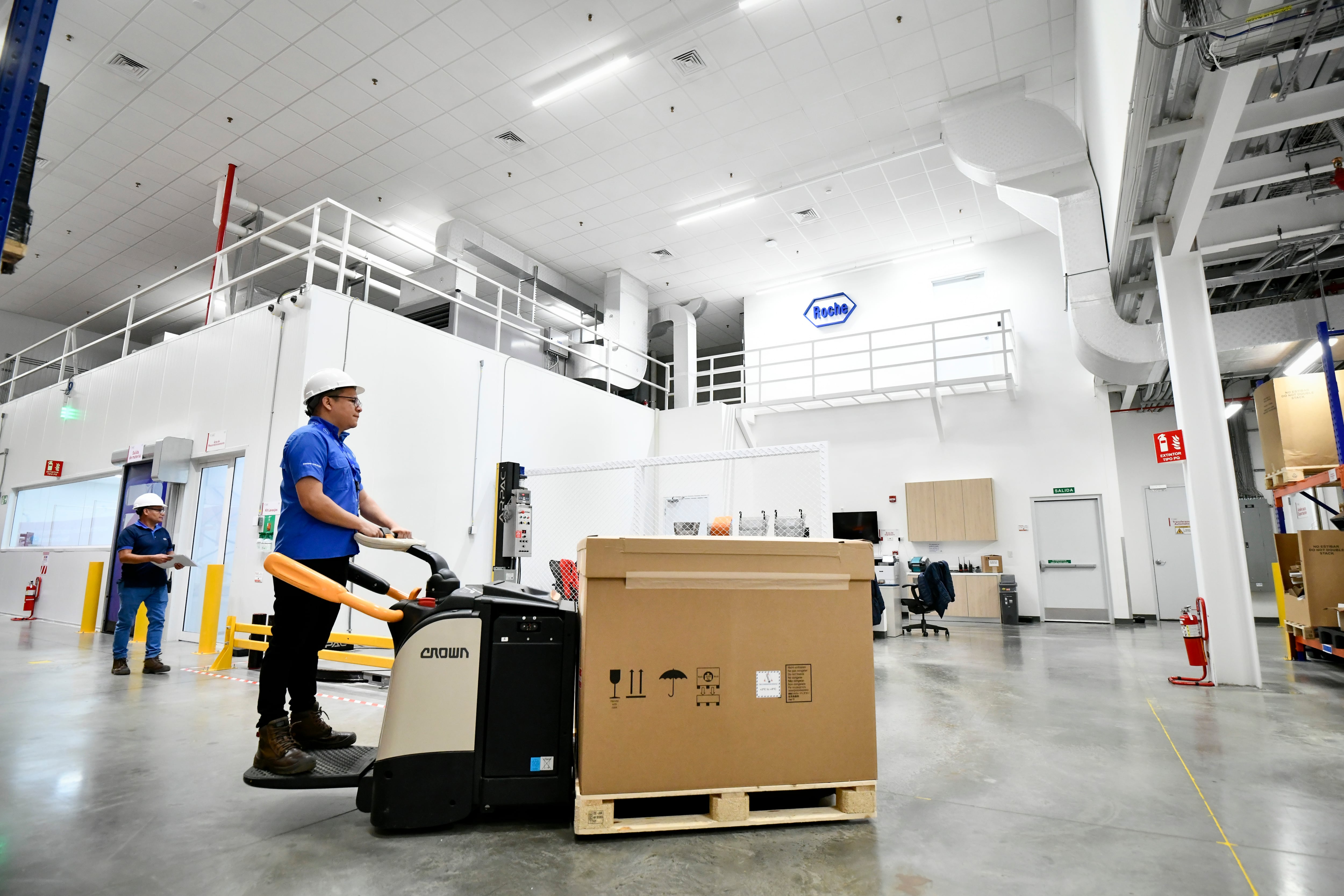 Vista de un colaborador operando una transpaleta eléctrica en el interior del nuevo Centro de Distribución de Roche, ubicado en Zona Franca Coyol, Alajuela. El centro cuenta con 2.000 m² de almacenamiento y tecnología para distribución de medicamentos en América Latina.