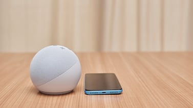 Utilizan implante cerebral para controlar a Alexa de Amazon