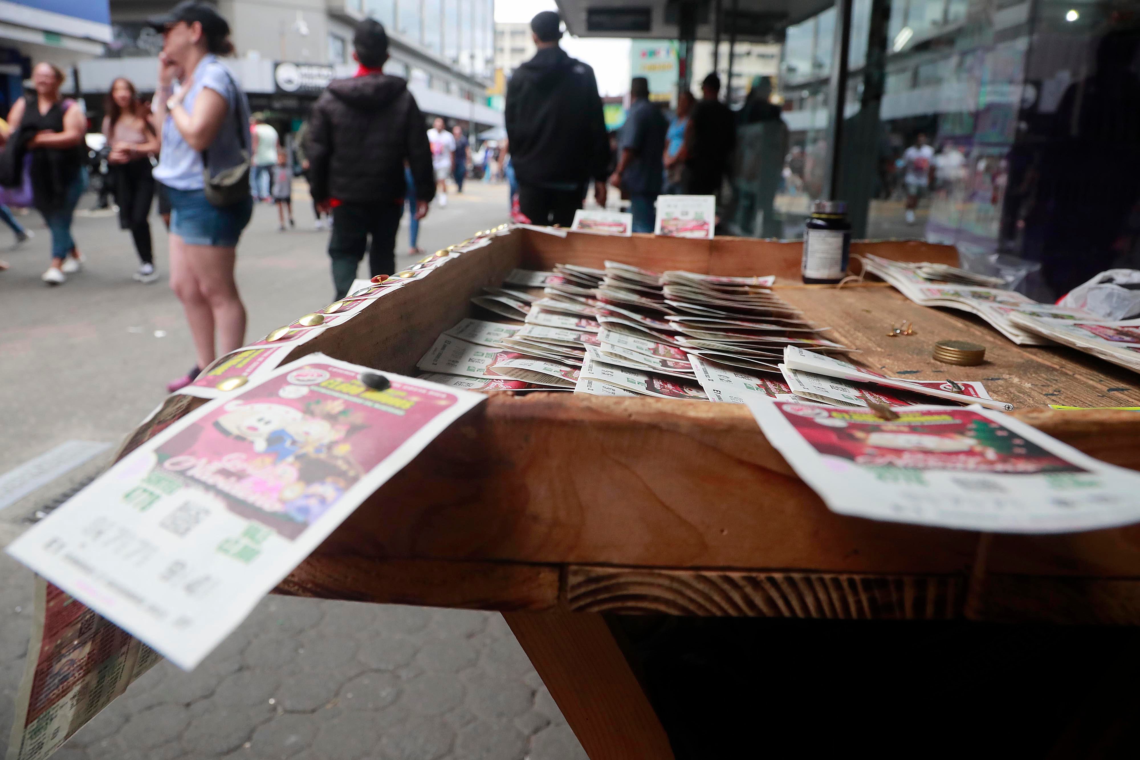 06/12/2023 San José. Vendedores de lotería aseguran que la venta de Navideña o Gordo navideño, como se le conoce, está muy mala.