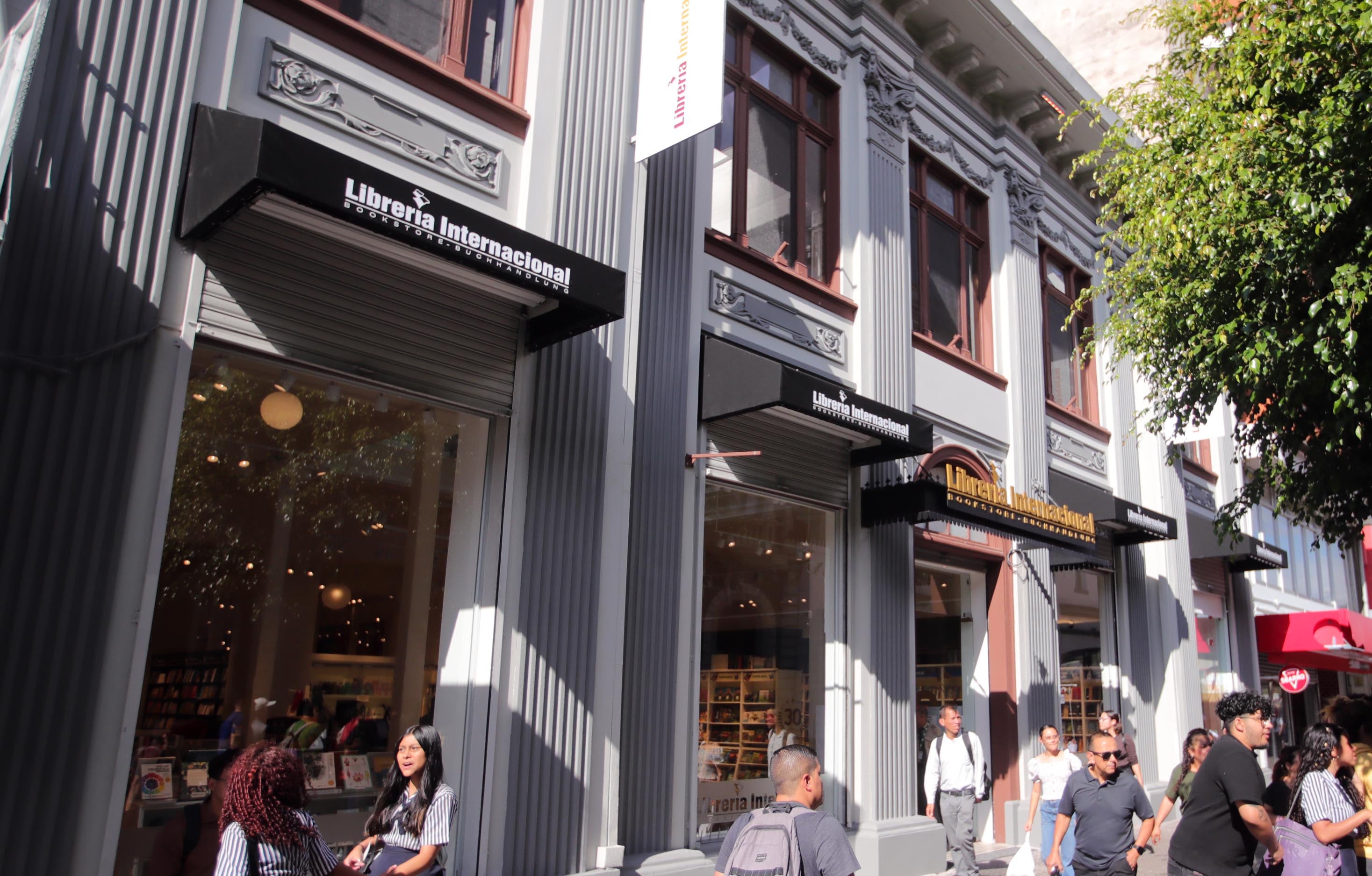 Fachada de la nueva tienda de Librería Internacional en la Avenida Central de San José, ubicada en el edificio histórico que albergó a Librería Lehmann durante más de un siglo. La sucursal, la más grande de la cadena, ofrece una amplia selección de libros y espacios para lectores.