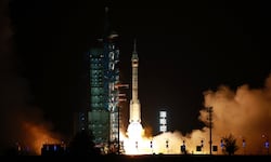 China envía un astronauta al espacio para un año en su camino a la Luna