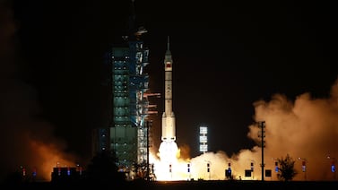 China envía un astronauta al espacio para un año en su camino a la Luna