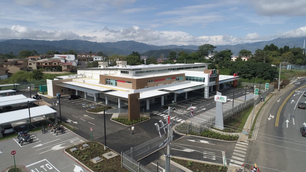 El nuevo punto de venta tiene un puesto para carga de vehículos eléctricos y casilleros inteligentes para retirar compras realizadas digitalmente, sin entrar al local.