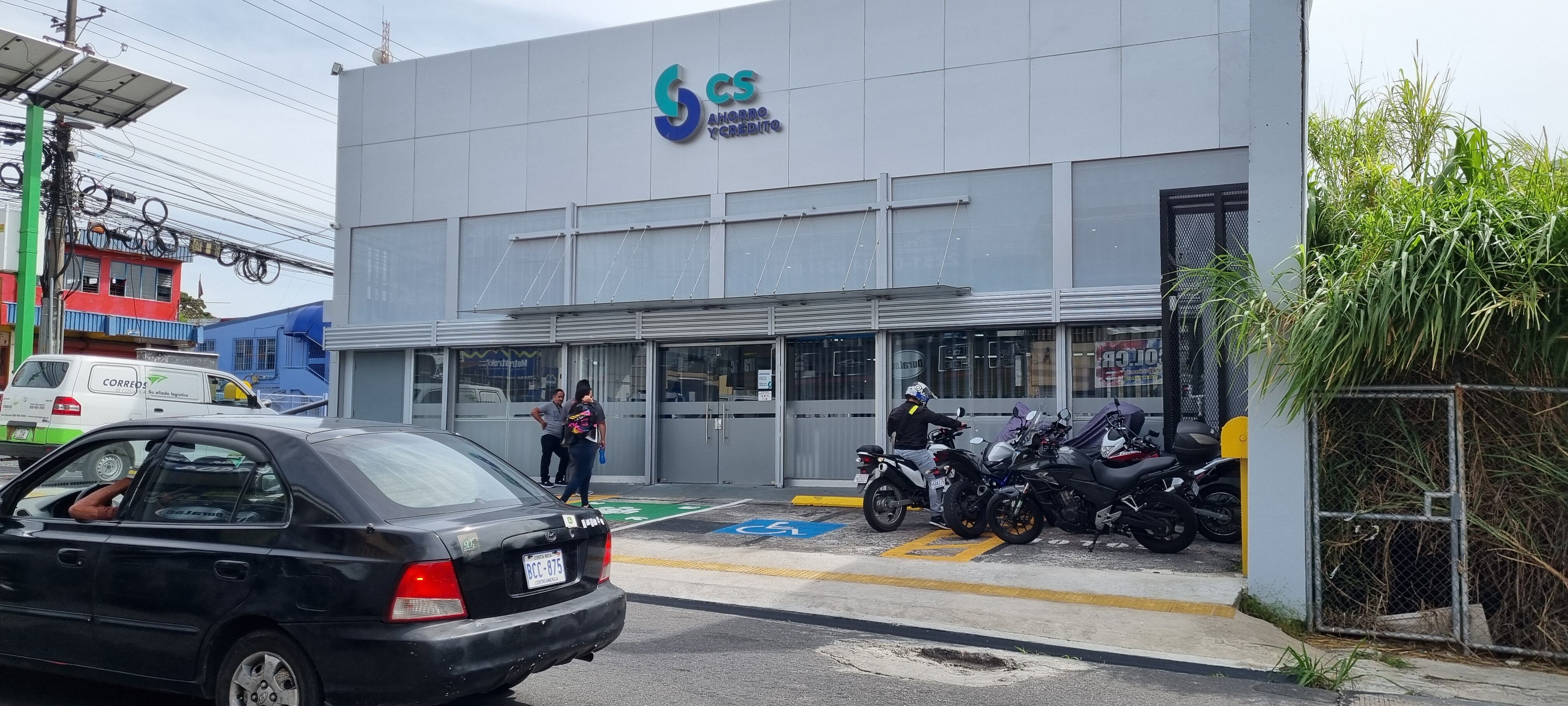 Edificio y fachada de Coopeservidores, una empresa financiera