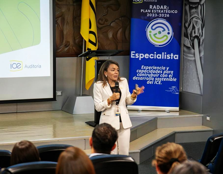 Ana Sofía Machuca Flores, Auditora General del ICE, en octubre del 2023, en el Auditorio Museo Histórico y Tecnológico del ICE en Sabana Norte, durante el lanzamiento del Plan Estratégico de la Auditoría Interna 2023-2026. Fotografía: Cortesía Ana Sofía Machuca Flores.