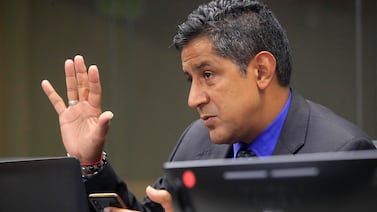 Pago retroactivo a empleados públicos, permisos de trabajo ágiles para extranjeros y balance fiscal de 2023: los principales anuncios del gobierno esta semana