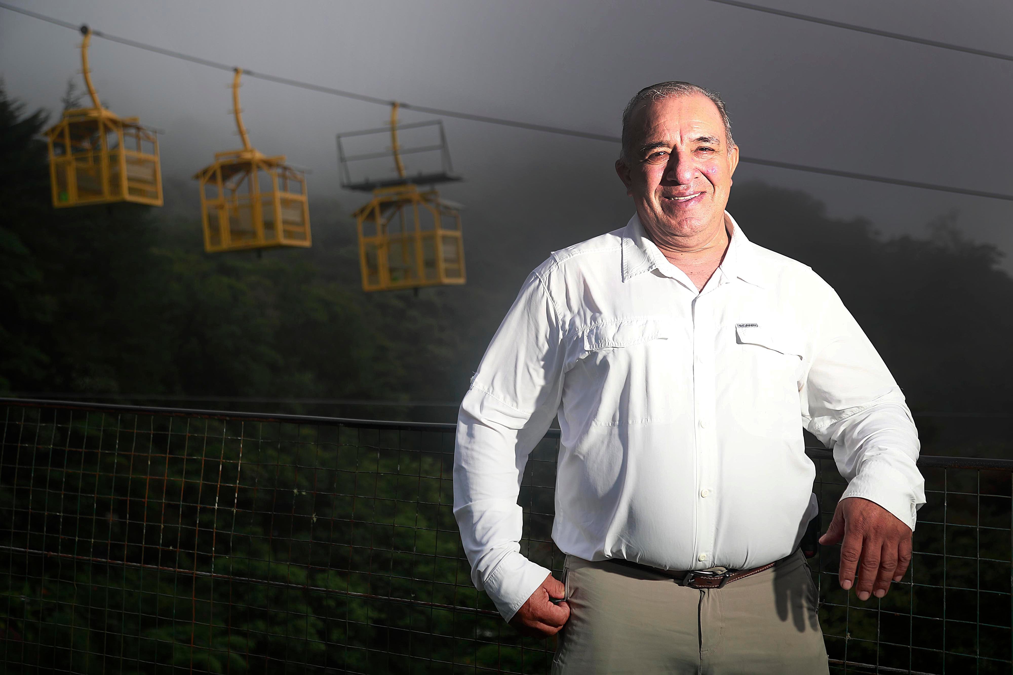 Monteverde. Treetopia, empresa familiar, liderada por Rodrigo Valverde Sánchez y sus cuatro hijos, se ha convertido en pilar en la industria del turismo de aventura en la zona. Cuenta con seis puentes colgantes en las copas de los árboles con fines ecoturísticos, pero también ofrece un teleférico a sus visitantes.