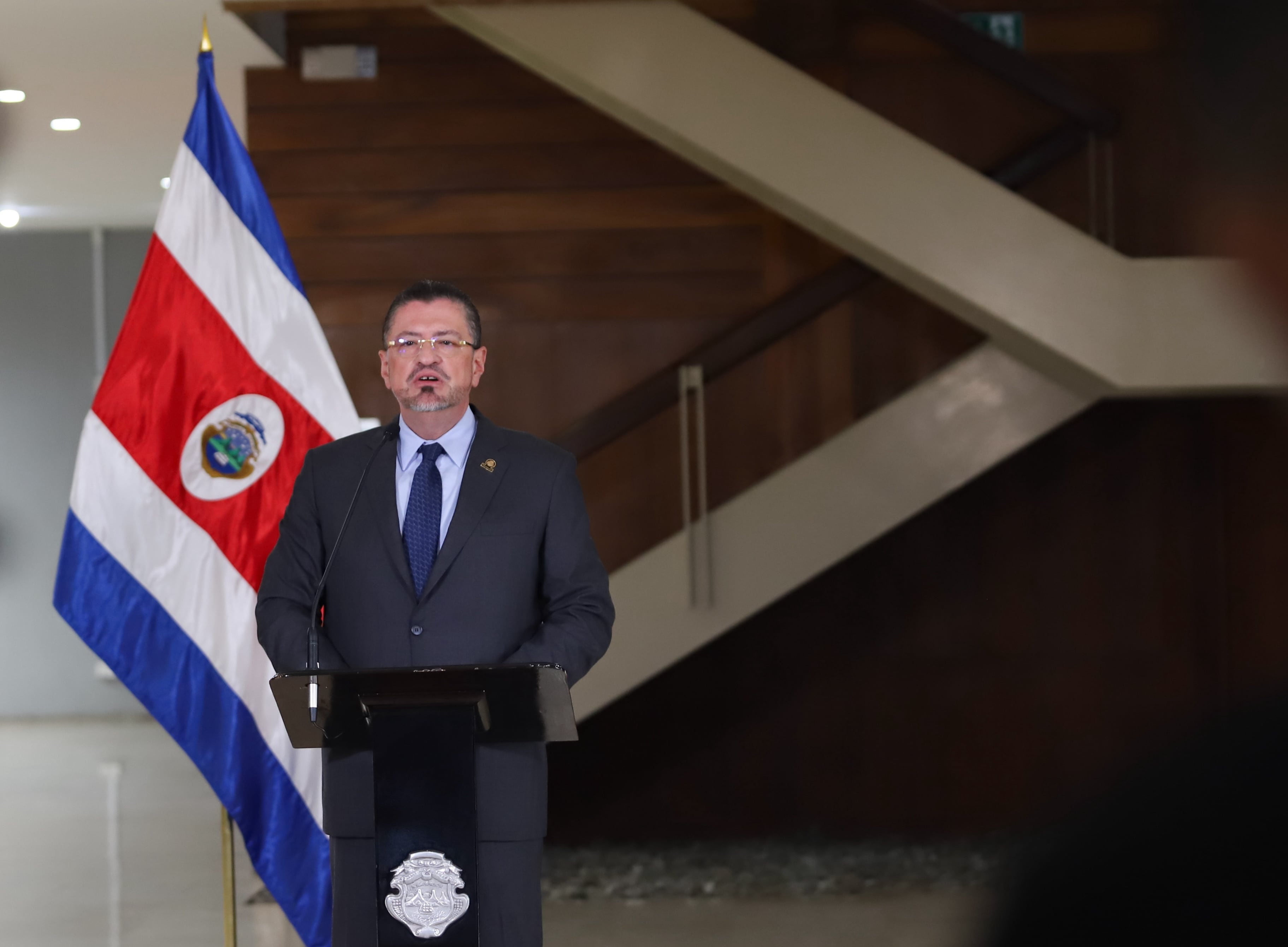 El presidente Rodrigo Chaves Robles este 12 de marzo en Casa Presidencial durante el anuncio de la destitución de Luis Amador Jiménez como jerarca de Obras Públicas y Transportes. Fotografia: Cortesía.