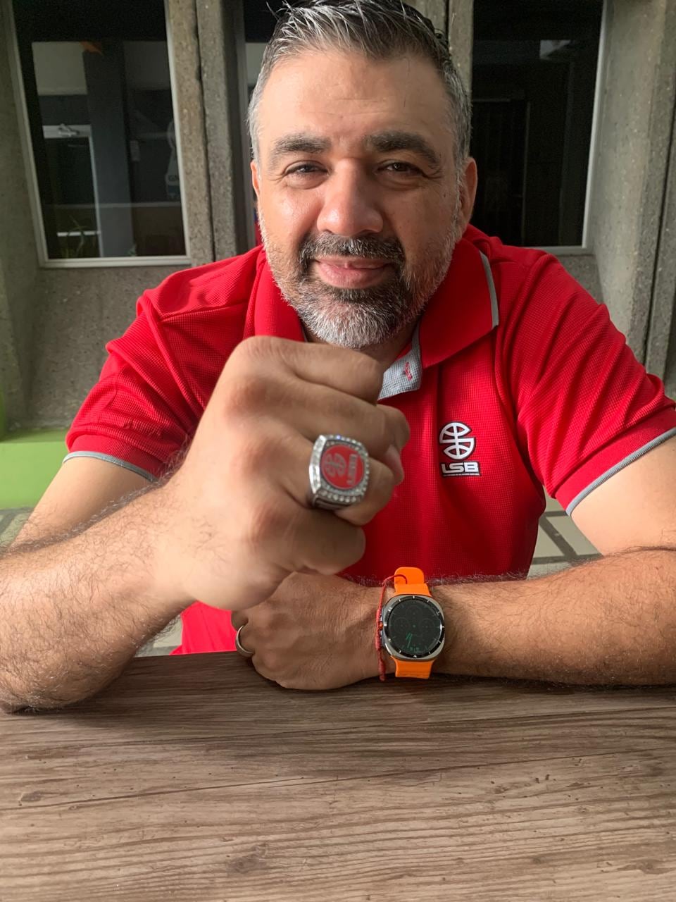 Royrán Arias, presidente de la Liga Superior de Baloncesto, mostró el anillo que se llevará el campeón de la temporada.